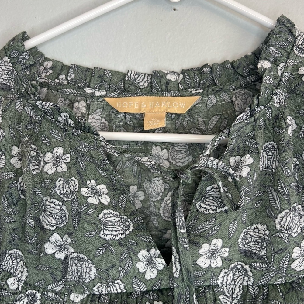 NWT Hope & Harlow Ruffle Neck Cuff Sleeve Gray Green Floral Blouse Sz XL Cottage - Picture 4 of 16
